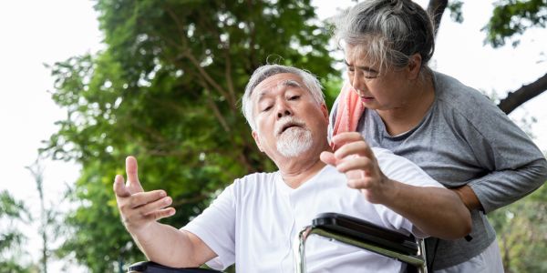 中風前兆有哪些？熟悉FAST就醫口訣，把握黃金治療期！
